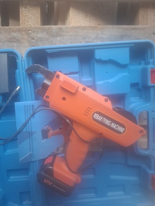 Maszynka do wiązania zbrojenia na baterie.