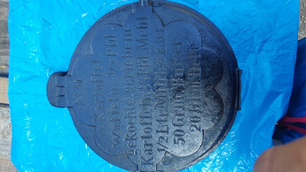 Żeliwna gofrownica z podstawą