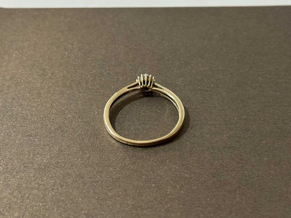 Śliczny złoty pierścionek zaręczynowy  585  R-13