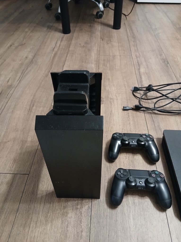 Konsola PlayStation 4 500 gb + 2 pady , 6 gier , ładowarka do padów