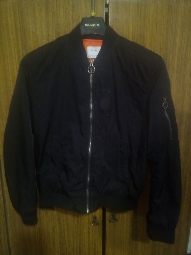 Курточка чёрная полиэстер производитель Бирма размер S, без дефектов