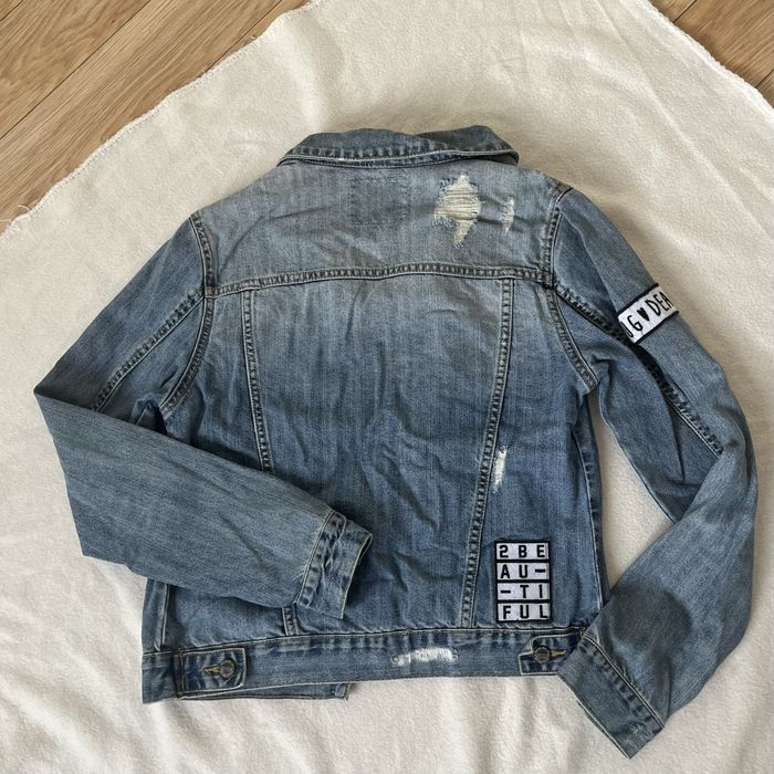 kurtka jeansowa z przetarciami i naszywkami