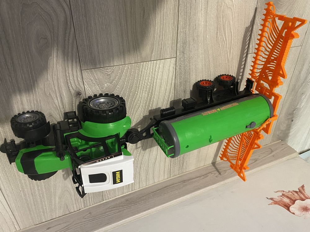 Duzy traktor zielony