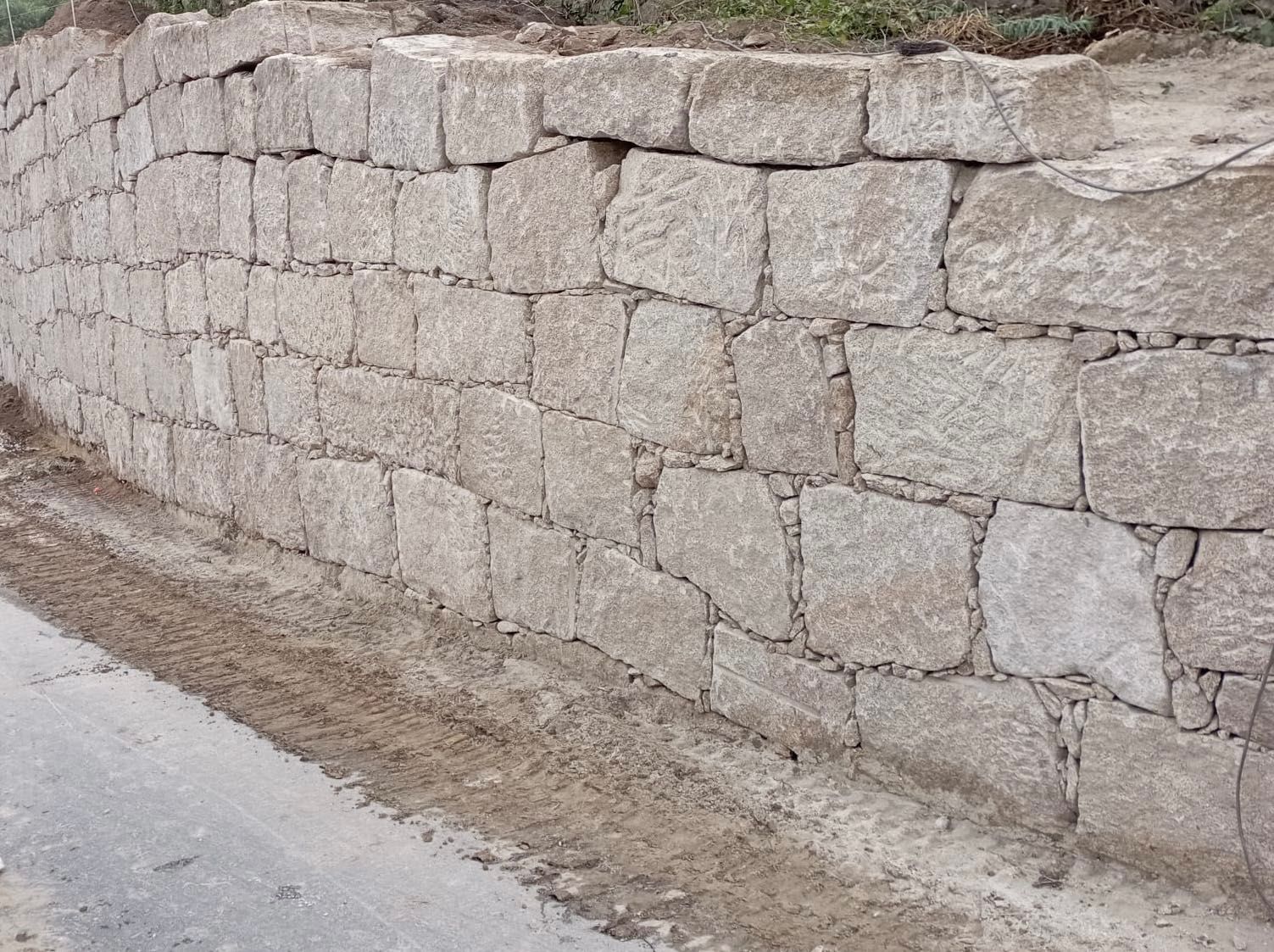 Serviço de giratoria muros em pedra
