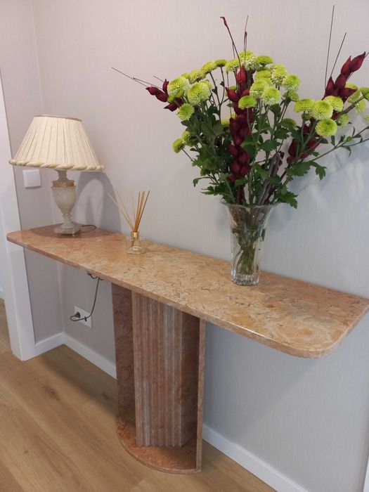 Consola em pedra rosa negrais