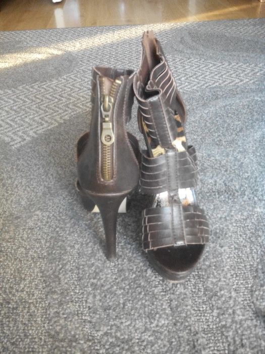 Brązowe sandałki na platformie