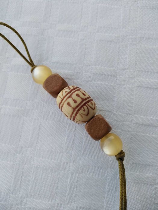 Colar com Plástico, Cerâmica e Madeira