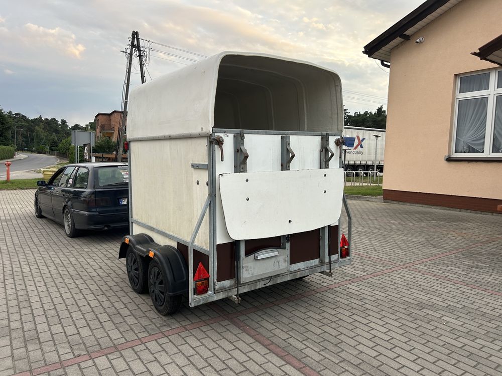 Przyczepa do przewozu zwierzat sprowadzona