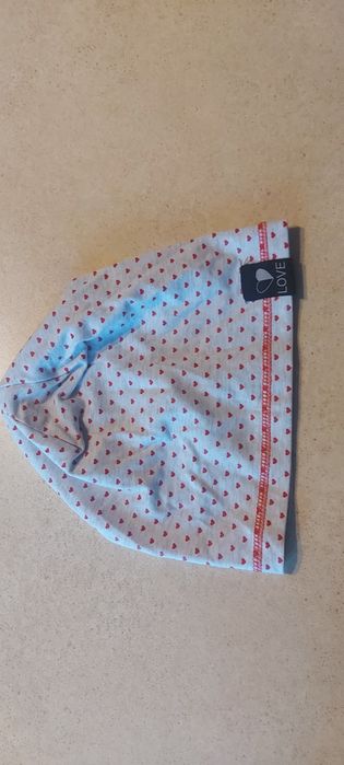 Czapka przejsciowka szara w serduszka