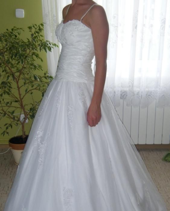 Suknia ślubna z trenem rozkloszowana