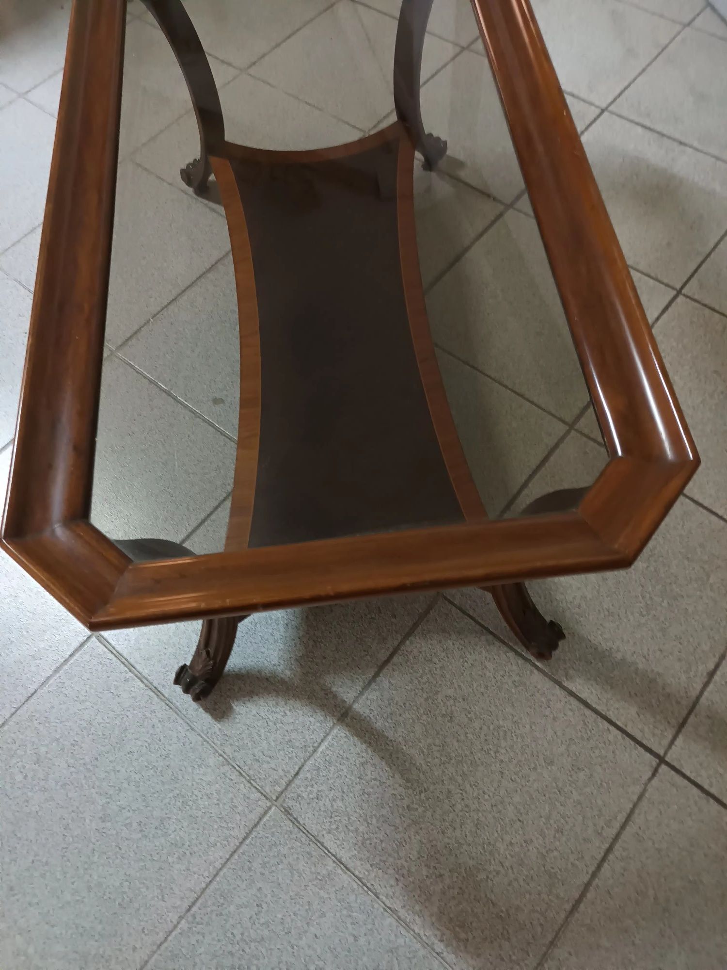 Mesa de sala em madeira com tampo  em vidro e pés trabalhados