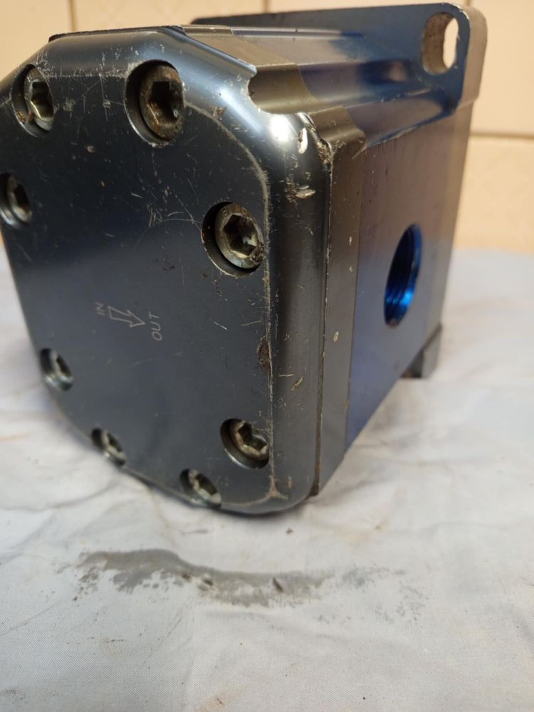 Pompy hydrauliczne vivolo XV 3P – D/C. 38 i 32 cm3 na obrót.