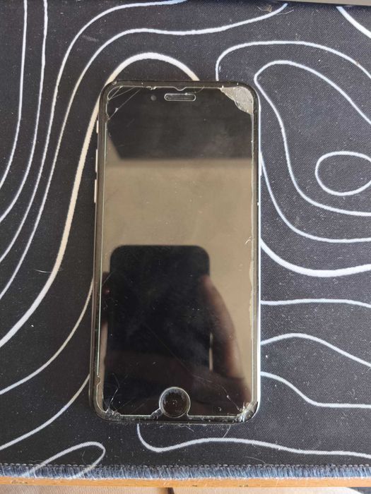 iPhone 8 – 64GB Prateado – Danificado (água + visor partido)