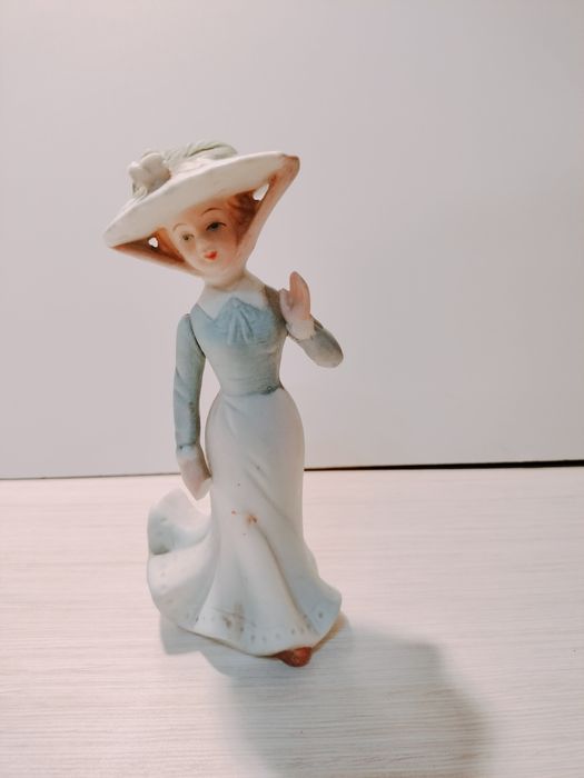 Figurka dama w kapeluszu