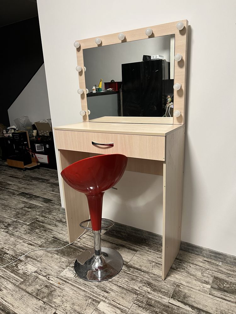 Візажне дзеркало з барним стільцем, гримерне дзеркало, барний стілець