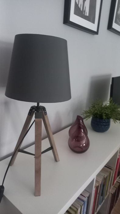 Candeeiro tripé cinza