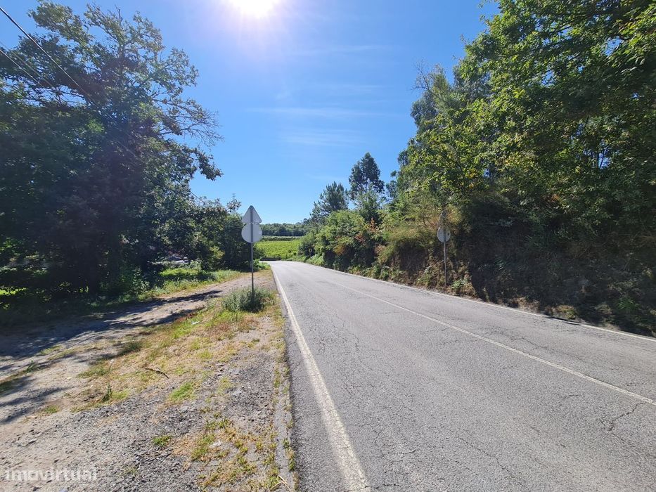 Vende-se 8000m2 de terreno com área de construção para moradia