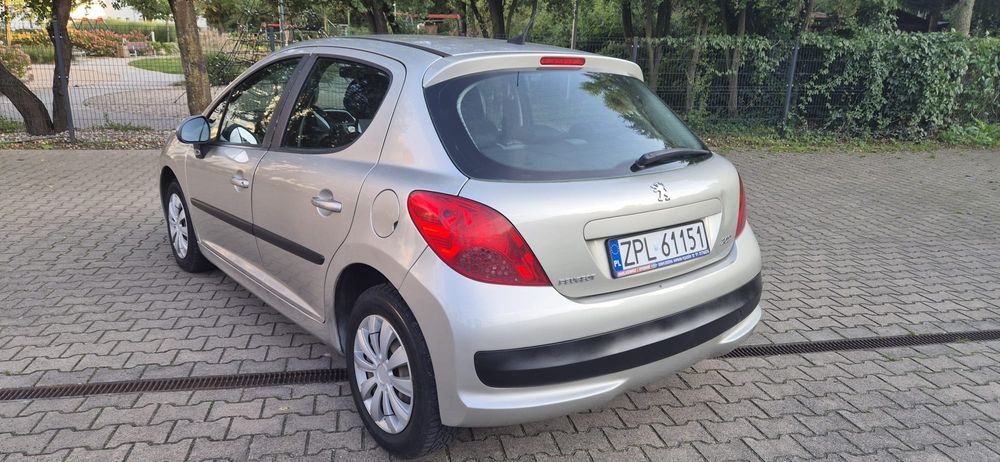 Peugeot 207 1.4 benzyna 75 kM-pelen serwis.