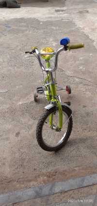 Детский велосипед на 5-8лет с колесами поддержки, зеленого цвета