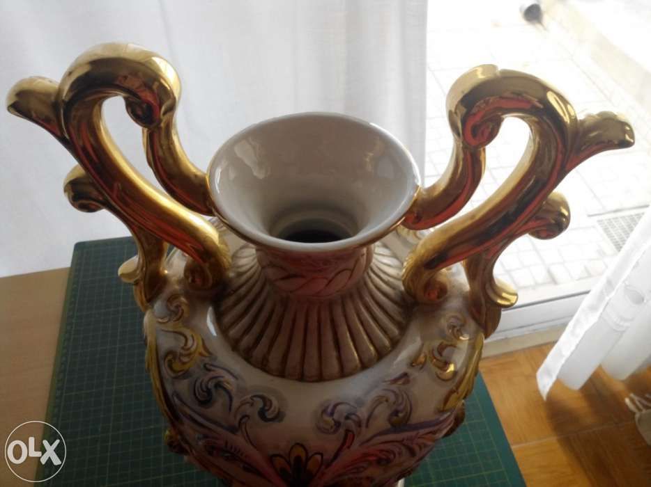 Jarrão pintado a mão com detalhes de pintura em ouro