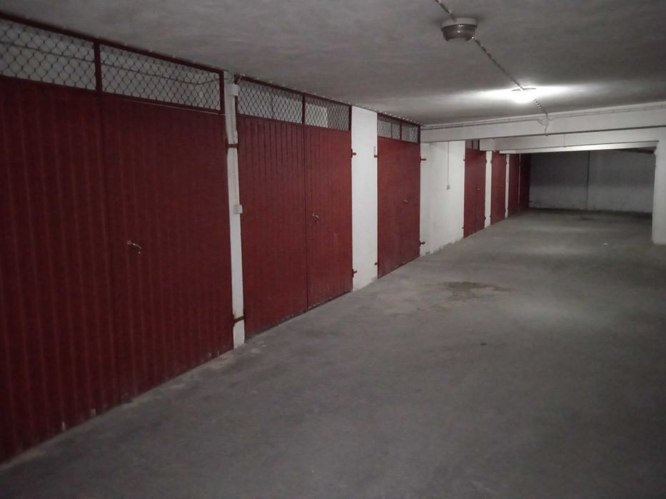 Garagem box em frente aos pimpões para arrendamento caldas da rainha