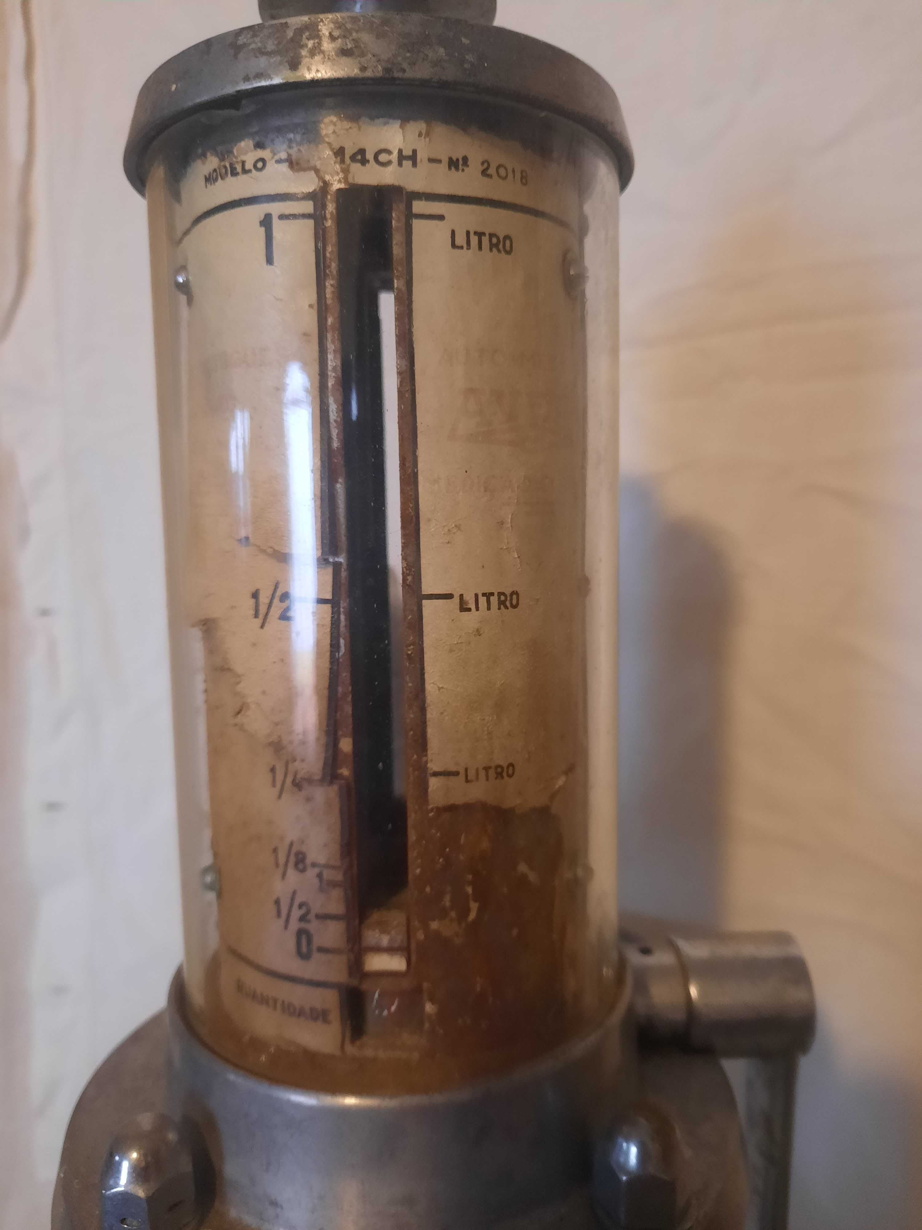 Máquina antiga de vender petróleo ao litro