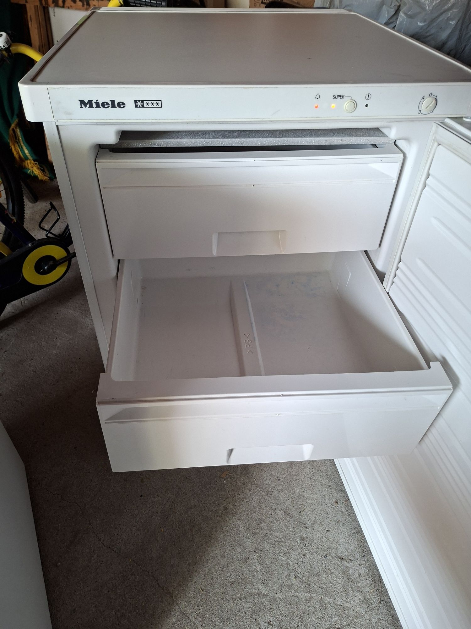 Zamraża Miele. 4 szuflady.