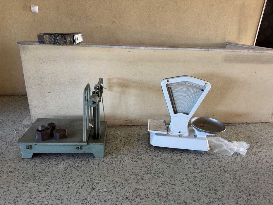 2 uni. Balança antiga