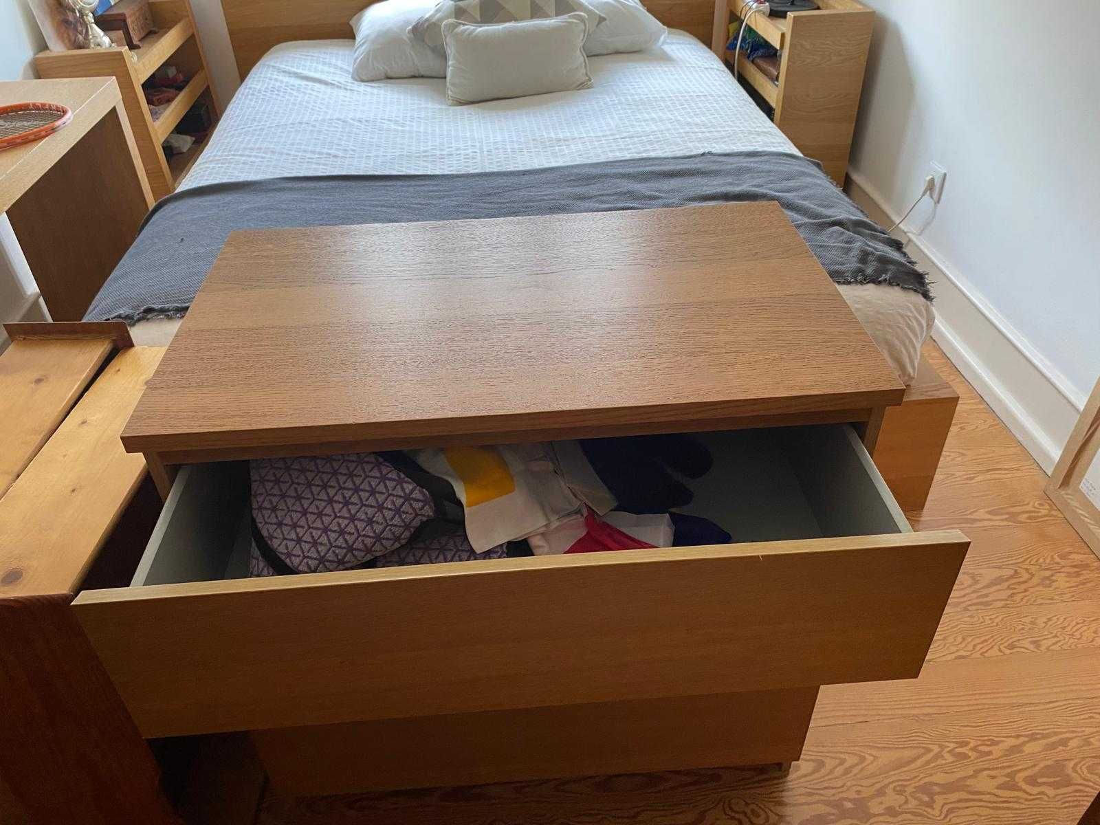 Cama, mesas de cabeceira e cómoda