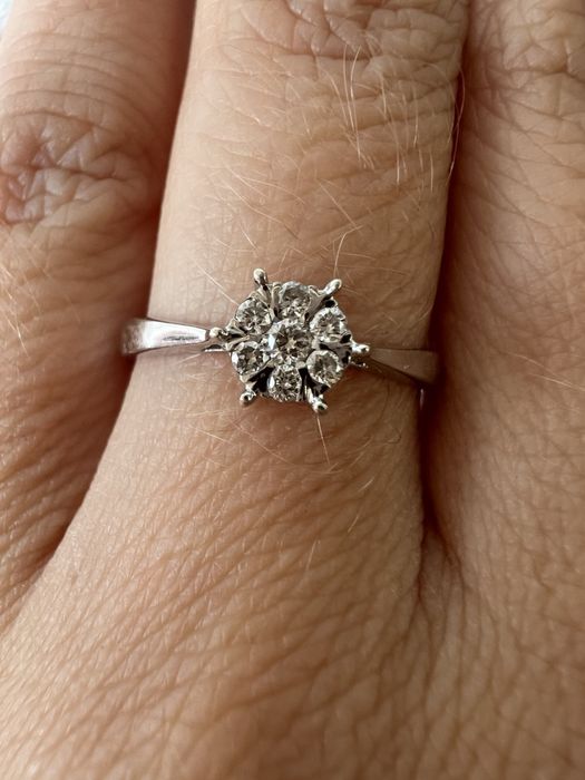 Изысканное золотое кольцо с бриллиантами