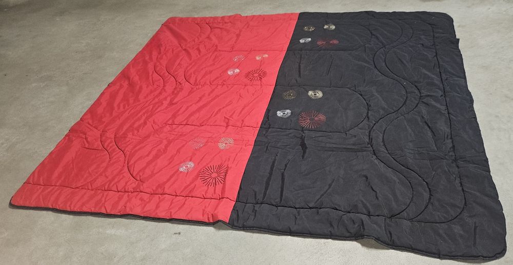 Edredão preto e vermelho