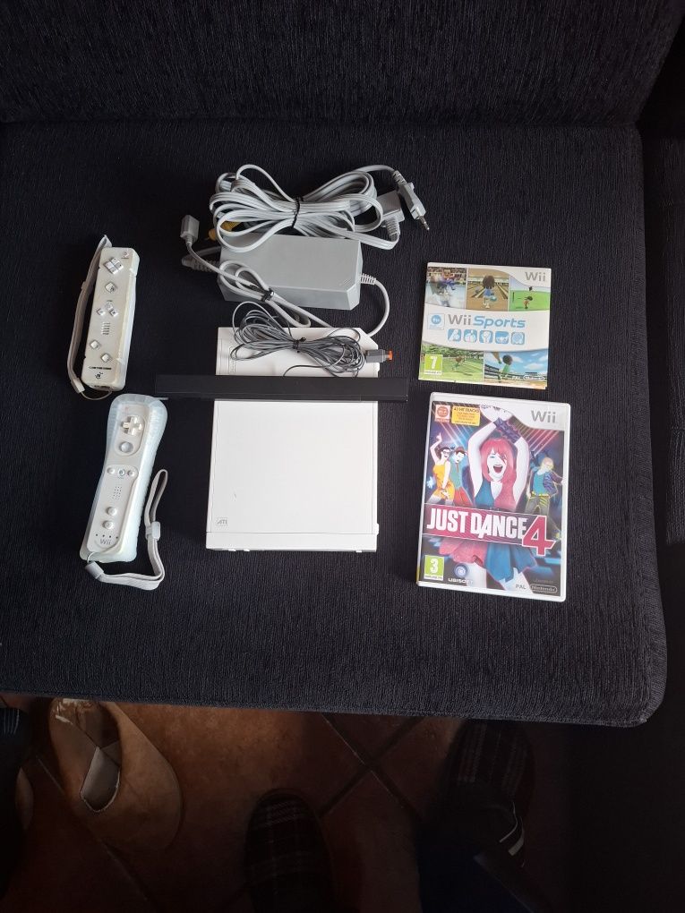 Consola de jogos Wii + 2 CDS de jogos 2 comandoscomo nova.