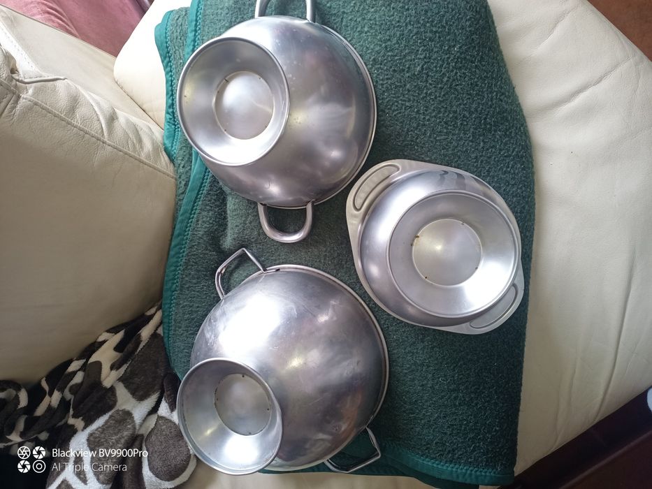 Três taças inox uma um pouco danificada