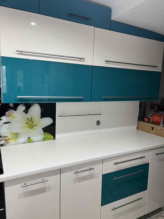 Nowoczesne meble kuchenne z piekarnikiem i plyta gazowa