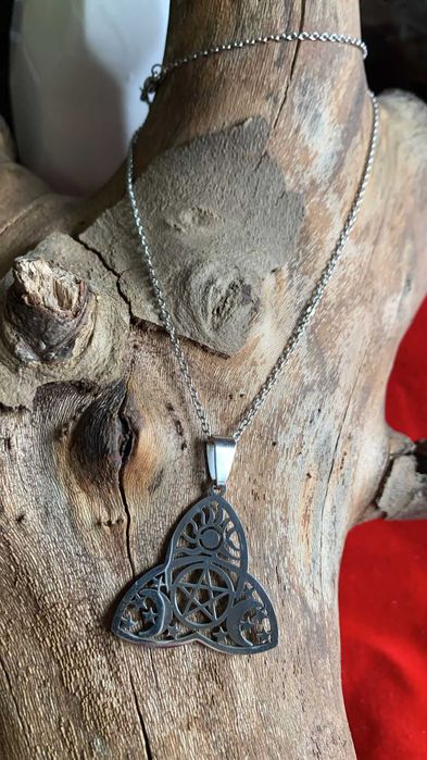 Colar com a pedra Selenite e com vários cristais e pedras