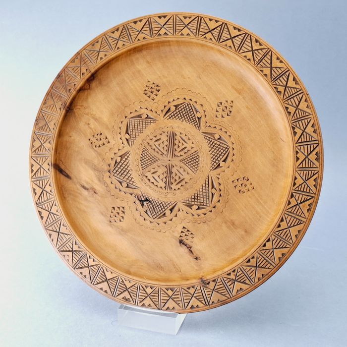 bałkany piękny ręcznie wykonany talerz drewniany paterak styl ludowy