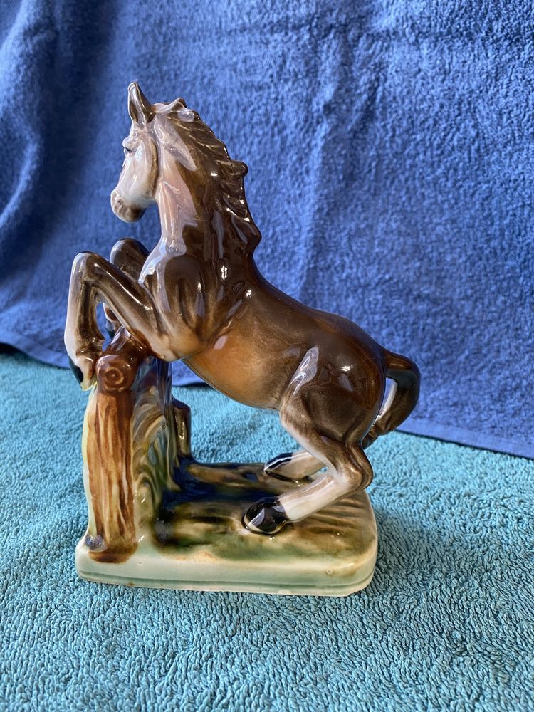 Figurka porcelanowa konia niemiecka