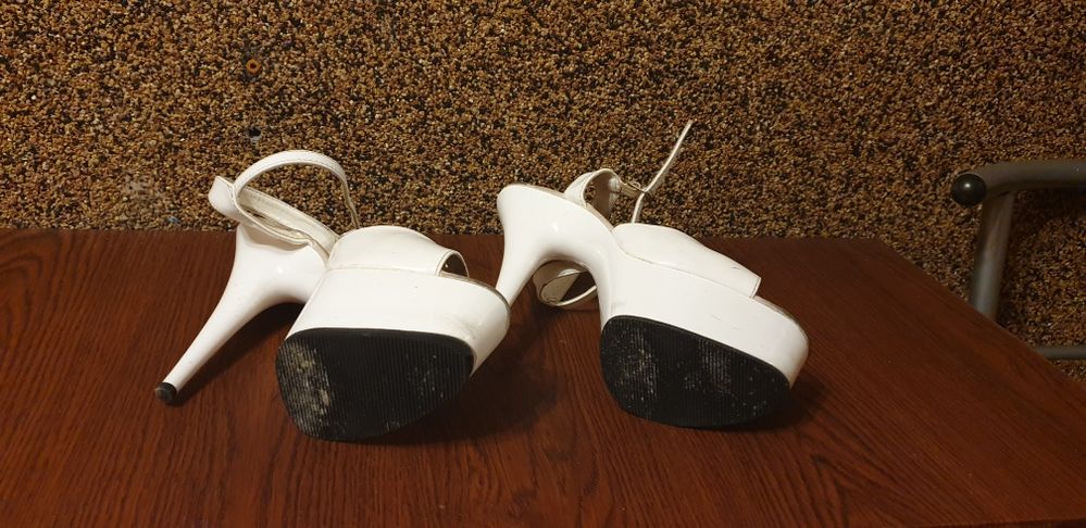 Buty  na obcasie/koturnie w śmiesznej cenie