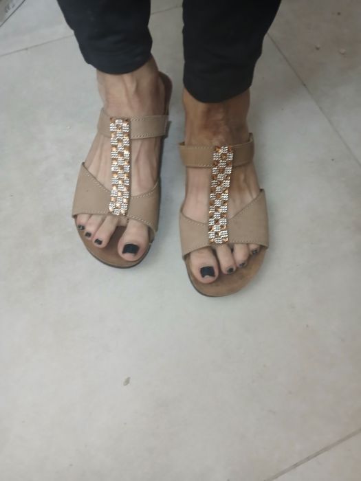 Beżowe klapki tamaris r36 z cyrkoniami