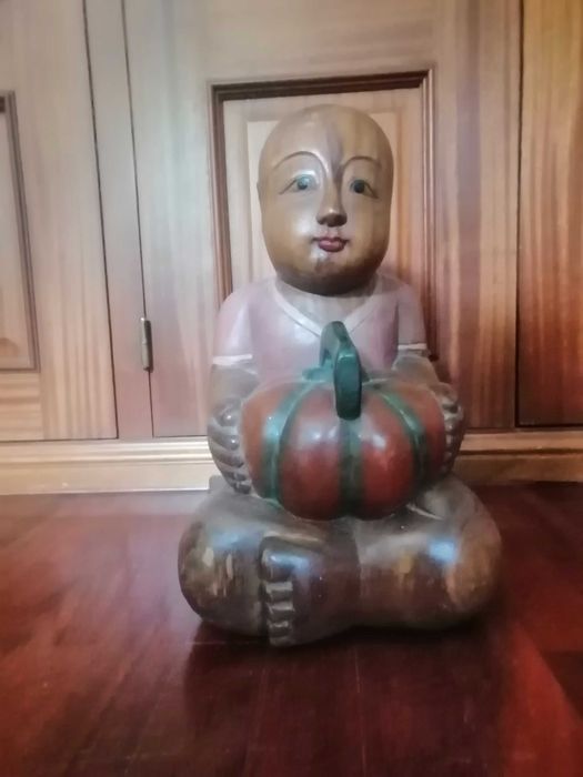 Estatueta de madeira maciça com 44x24x24