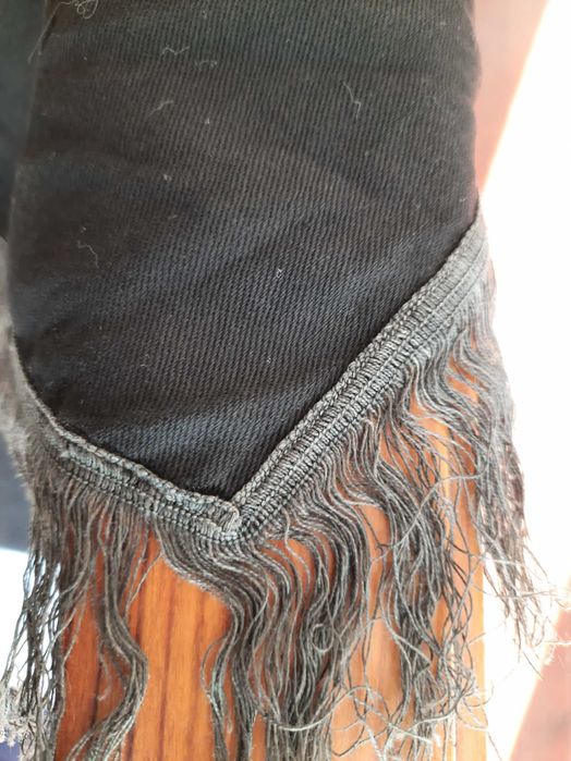 xaile preto muito antigo com franja cinza