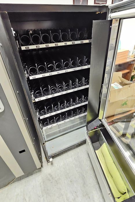 Maquina de vending cafe+snacks