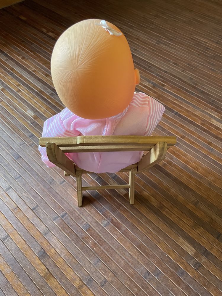 Conjunto boneca com cadeirinha artesanal de madeira á medida