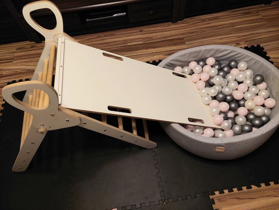 Drewniana Drabinka zjeżdżalnia Juupi z uchwytamj + basen Misioo z kulk