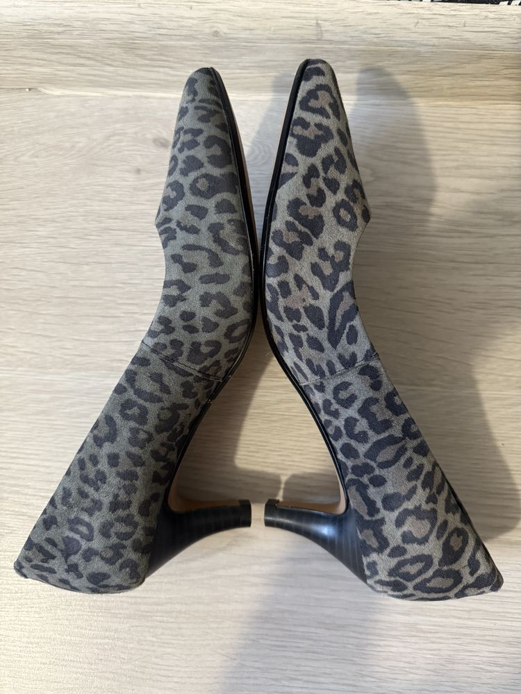 Замшеві туфлі на підборах в леопардовий принт clarks