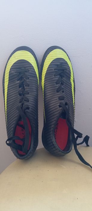 Chuteiras NOVAS oferta segundo par de atacadores