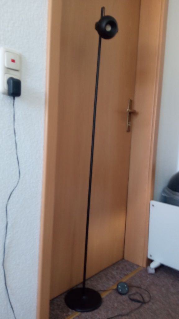 Lampa podłogowa LED czarna
