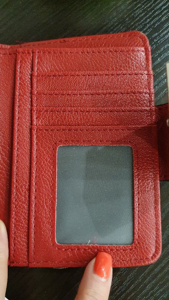 Дуже гарний червоний гаманець