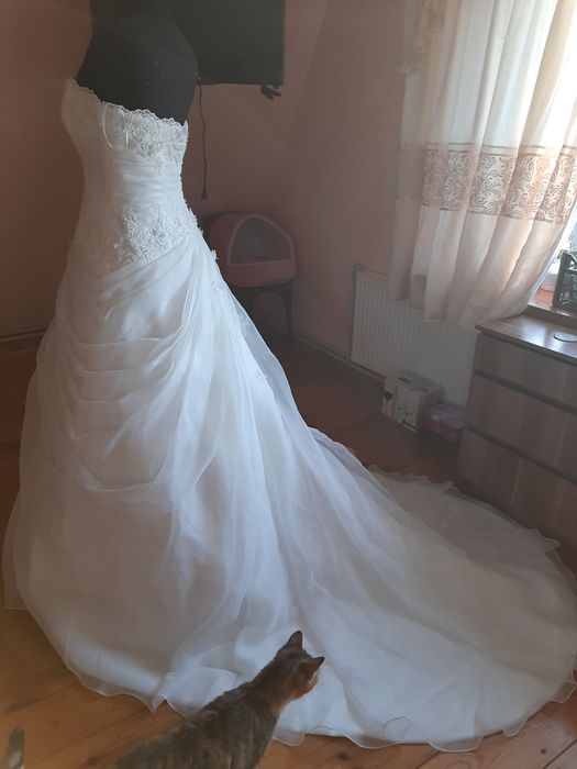 Платье свадебное со шлейфом.
