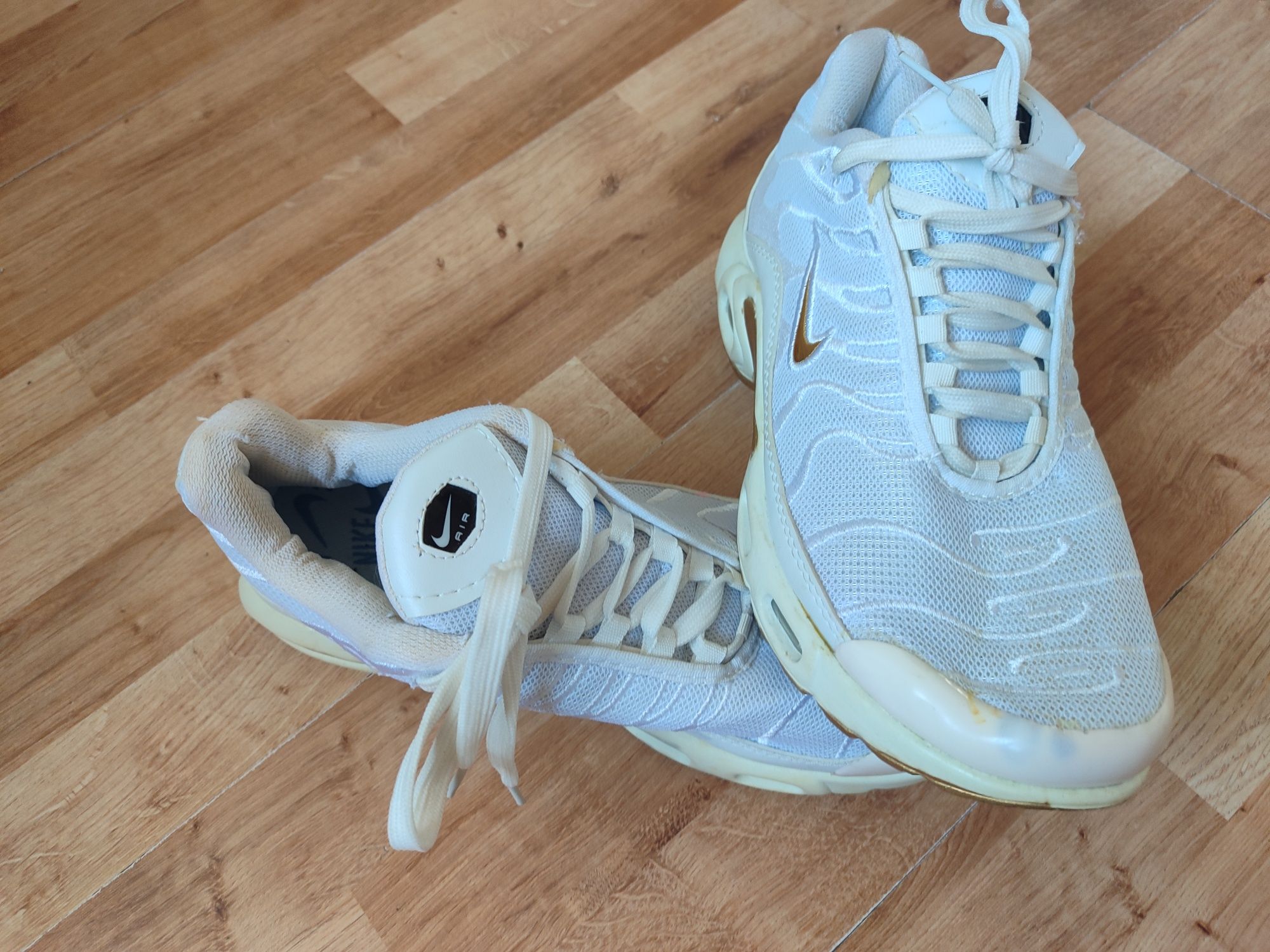 Buty męskie sportowe z wadami widocznymi na zdjęciach